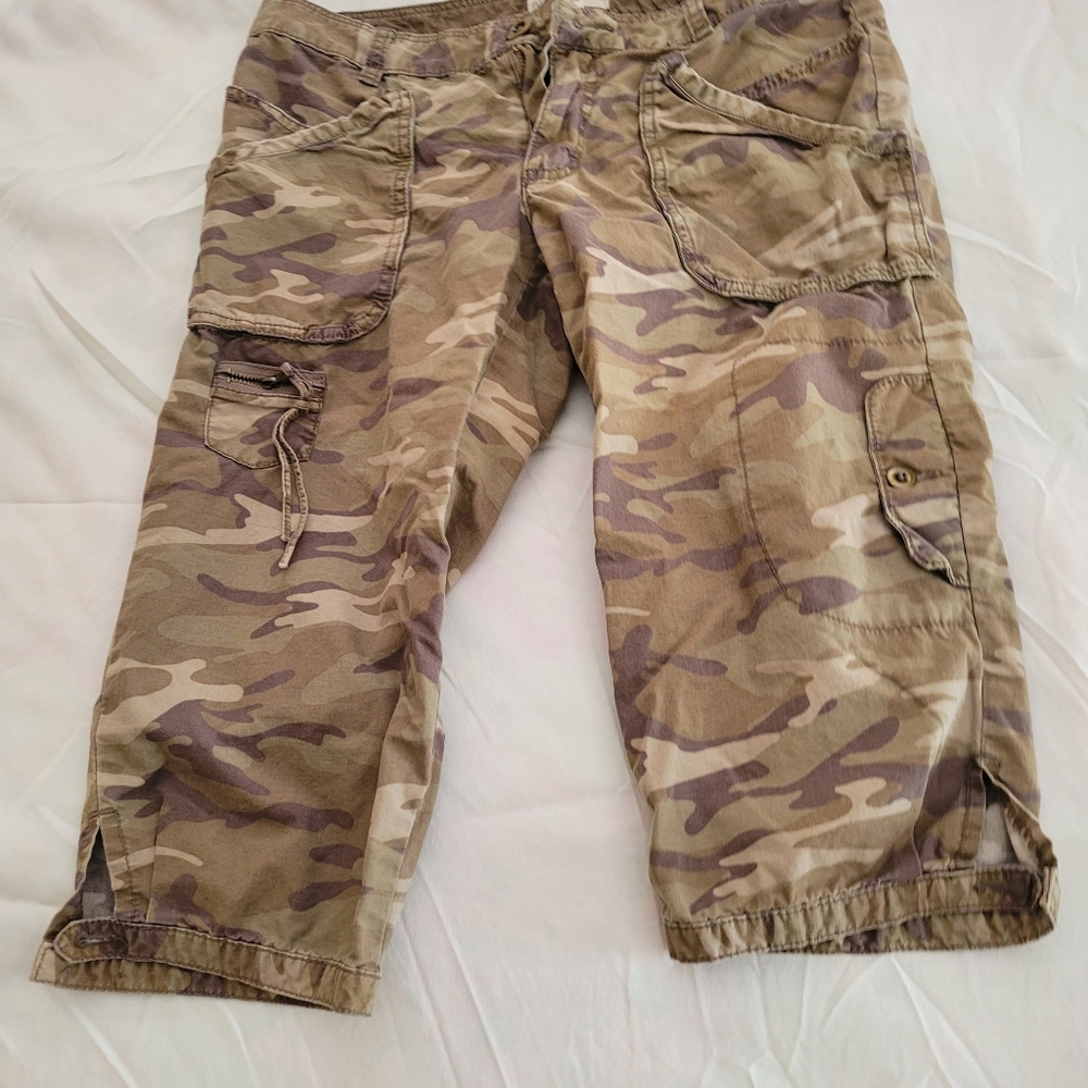 Old Navy camouflage cargo Capri, size 6